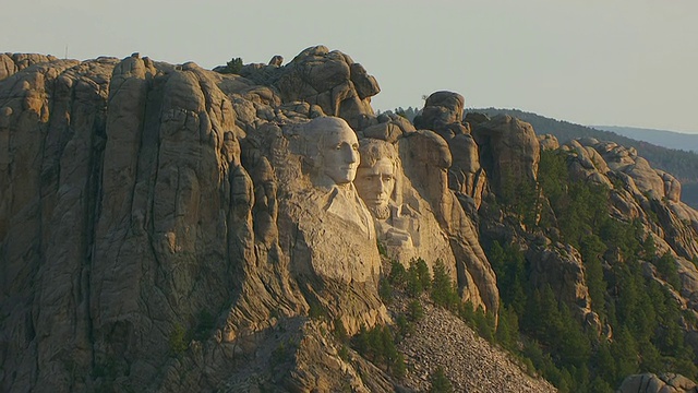 WS AERIAL TS ZI在美国南达科他潘宁顿县的拉什莫尔山，从树上俯瞰乔治·华盛顿、托马斯·杰斐逊、西奥多·罗斯福和亚伯拉罕·林肯的脸视频素材