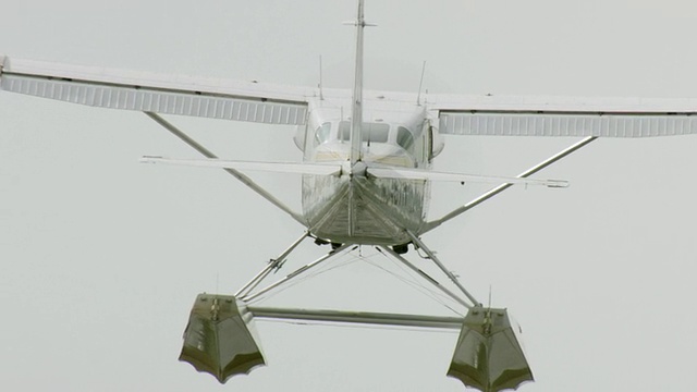 CU AERIAL TS在美国阿拉斯加上空拍摄的海上飞机视频素材