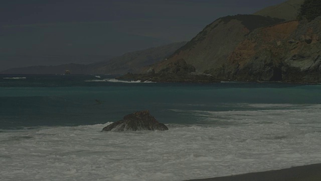 海浪冲击着海滩附近的岩石视频素材