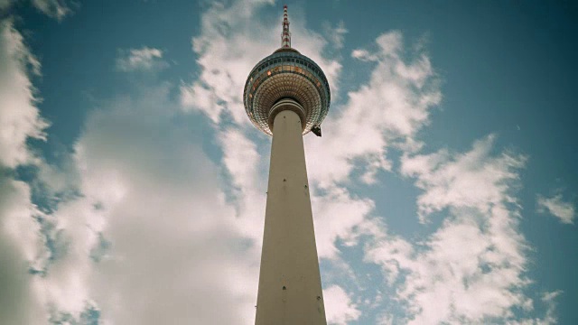 柏林Fernsehturm电视塔的广角延时视频素材