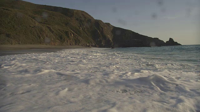 海浪冲击海滩视频素材