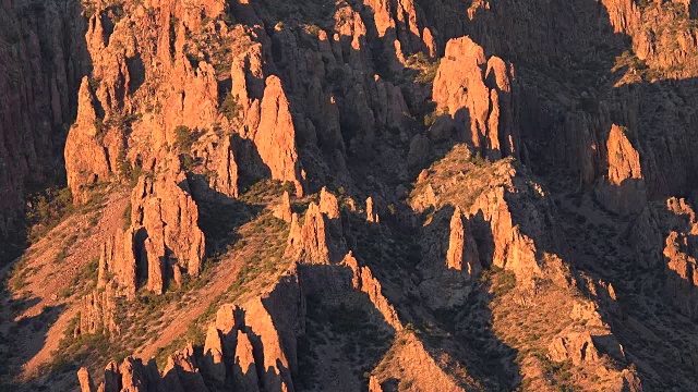 德州大本德Chisos锯齿岩石在傍晚的光放大视频素材