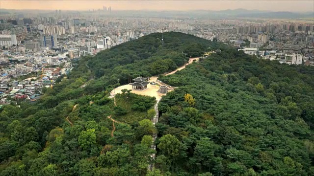 水上原水原华城炮台鸟瞰图，背景是水原城市景观视频素材