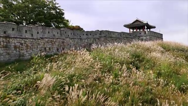 水原华城要塞的加固墙(联合国教科文组织遗产)视频素材