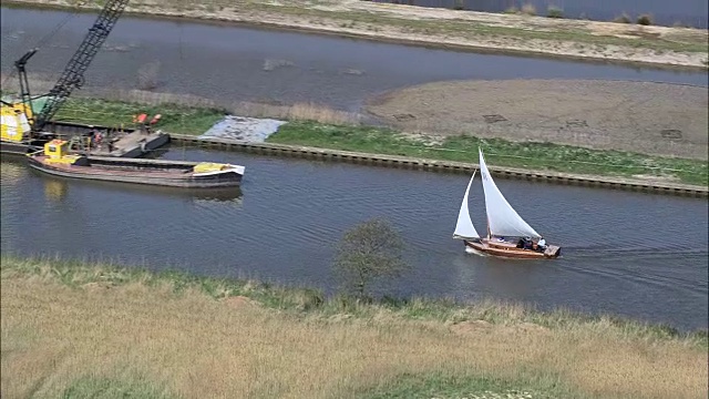 圣贝尼特修道院和布尔河-鸟瞰图-英格兰，诺福克，北诺福克区，英国视频素材