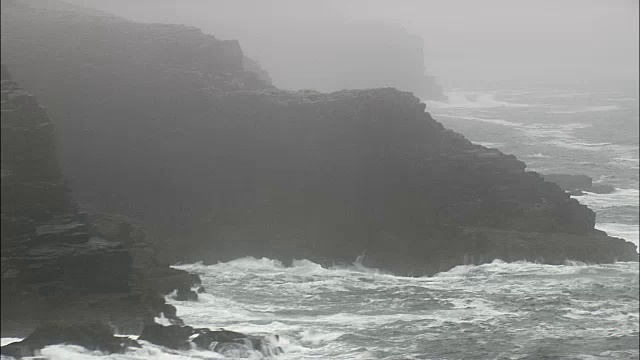 环绕洛基海岸飞行-鸟瞰图-明斯特，Co Kerry，爱尔兰视频素材