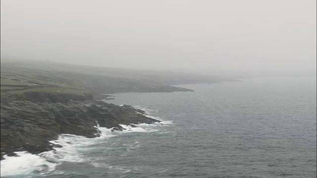 飞过岩石经过Portmagee -鸟瞰图-明斯特，Co Kerry，爱尔兰视频素材