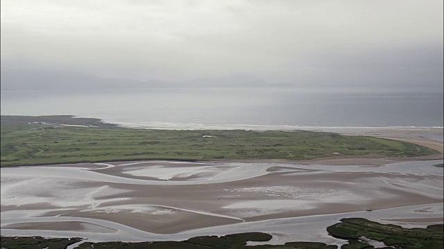 飞行经过沃特维尔高尔夫球场-鸟瞰图-明斯特，Co Kerry，直升机拍摄，空中视频，电影，建立拍摄，爱尔兰视频素材