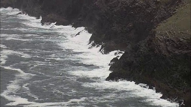 波涛汹涌的大海和悬崖-鸟瞰图-明斯特，Co Kerry，直升机拍摄，空中视频，电影，建立拍摄，爱尔兰视频素材