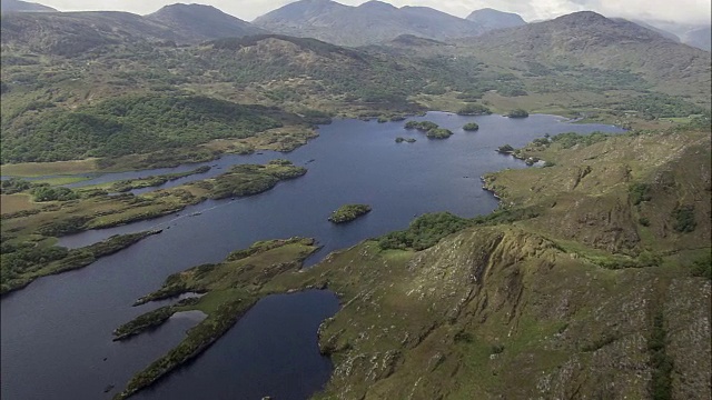 从利恩湖到上湖的飞行-鸟瞰图-蒙斯特，Co Kerry，直升机拍摄，空中视频，电影，建立拍摄，爱尔兰视频素材