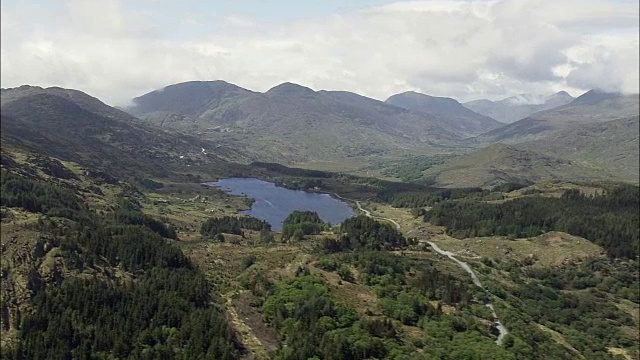 穿越山脉到肯马尔-鸟瞰图-明斯特，Co Kerry，直升机拍摄，空中视频，电影，建立拍摄，爱尔兰视频素材