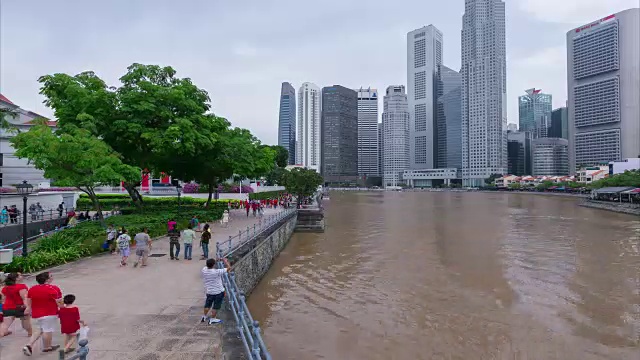 在新加坡，人们走在路上视频素材