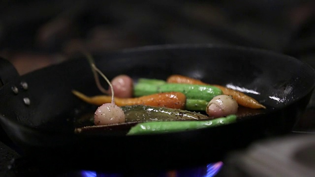 厨师用平底锅煮蔬菜视频素材