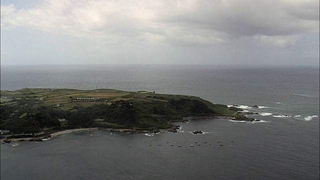 飞越根西岛的南海岸-鸟瞰图-直升机拍摄，航空视频，电影，建立拍摄，根西岛视频素材