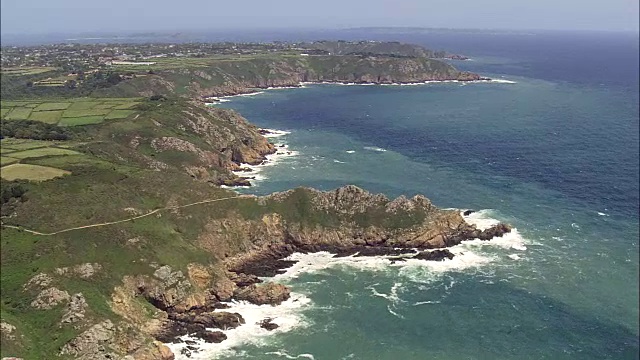 根西岛的南海岸-鸟瞰图-直升机拍摄，空中录像，电影胶片，建立拍摄，根西岛视频素材