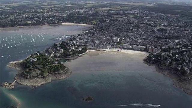 Dinard -鸟瞰图-布列塔尼，Ille-et-Vilaine, Saint-Malo区直升机拍摄，空中视频，电影，建立拍摄，法国视频素材