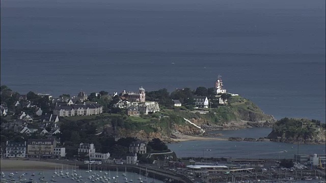 布列塔尼海岸线-鸟瞰图-布列塔尼，Côtes-d'装甲，直升机拍摄，空中视频，电影，建立拍摄，法国视频素材