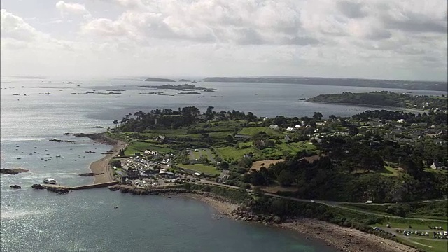 Paimpol -鸟瞰图-布列塔尼，Côtes-d'Armor，圣布里欧区直升机拍摄，空中视频，电影，建立拍摄，法国视频素材