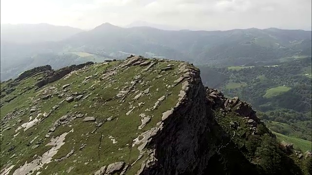 比利牛斯山麓-鸟瞰图-阿基坦，Pyrénées-Atlantiques，巴约纳区直升机拍摄，空中视频，影院，建立拍摄，法国视频素材