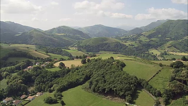 农场和农田-鸟瞰图-阿基坦，Pyrénées-Atlantiques，巴约纳区直升机拍摄，空中视频，影院，建立拍摄，法国视频素材