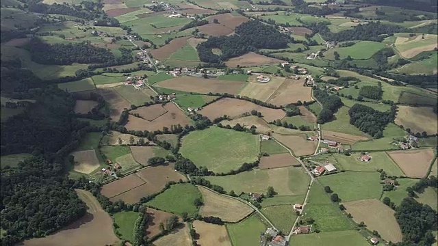 农场和农田-鸟瞰图-阿基坦，Pyrénées-Atlantiques，巴约纳区直升机拍摄，空中视频，影院，建立拍摄，法国视频素材