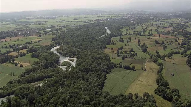 给De Pau河-鸟瞰图-阿基坦，Pyrénées-Atlantiques，法国区oloron - saint - marie直升机拍摄，空中录像，电影胶片，建立拍摄，法国视频素材