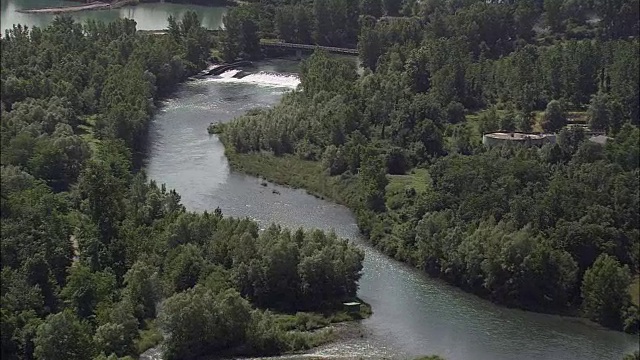 给De Pau河-鸟瞰图-阿基坦，Pyrénées-Atlantiques，法国区oloron - saint - marie直升机拍摄，空中录像，电影胶片，建立拍摄，法国视频素材