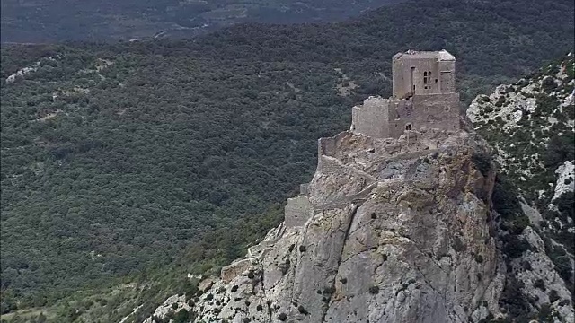 奎里伯斯城堡-鸟瞰图-朗格多克鲁西永，奥德，直升机拍摄，空中录像，电影胶片，建立拍摄，法国视频素材