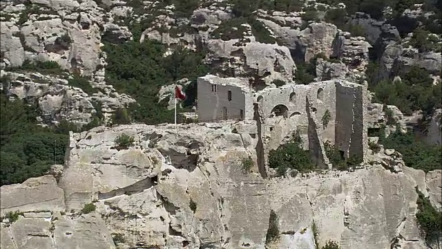 Les baux - de -普罗旺斯-鸟瞰图- Provence-Alpes-Côte d'Azur, Bouches-du-Rhône，巴黎区阿尔勒直升机拍摄，空中视频，影院，建立拍摄，法国视频素材