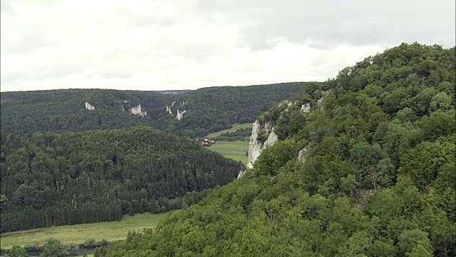 多瑙河上游的山谷-鸟瞰图- Baden-Württemberg, Tübingen地区，Landkreis Sigmaringen直升机拍摄，空中视频，影院，建立拍摄，德国视频素材