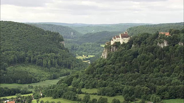 Werenwag城堡-鸟瞰图- Baden-Württemberg, Tübingen地区，Landkreis Sigmaringen直升机拍摄，空中视频，cineflex，建立拍摄，德国视频素材