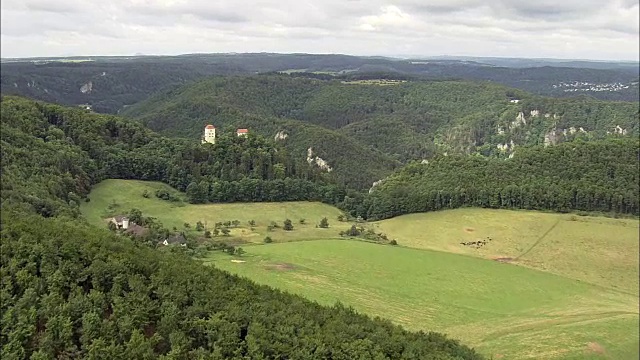 俯瞰多瑙河的小城堡-鸟瞰图- Baden-Württemberg，弗莱堡地区，Landkreis Tuttlingen直升机拍摄，空中录像，电影胶片，建立拍摄，德国视频素材