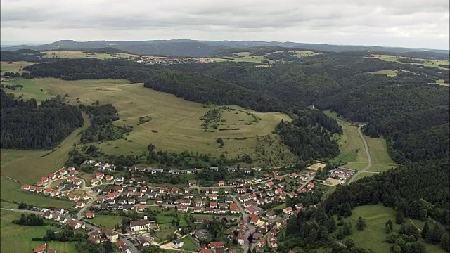 多瑙河村庄自然公园-鸟瞰图- Baden-Württemberg，弗莱堡地区，Landkreis Tuttlingen直升机拍摄，空中视频，影院，建立拍摄，德国视频素材