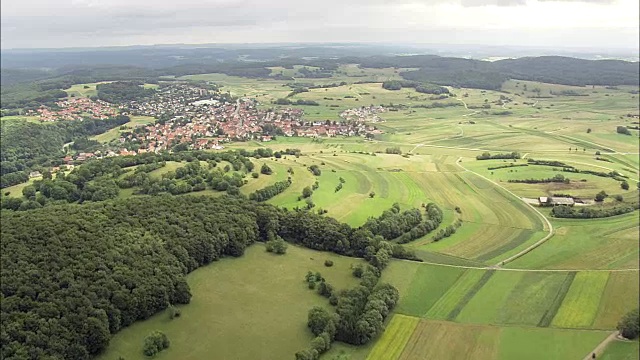 Genkingen周围的场模式-鸟瞰图- Baden-Württemberg, Tübingen地区，Landkreis Reutlingen直升机拍摄，空中视频，电影，建立拍摄，德国视频素材