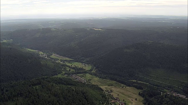 森林景观-鸟瞰图- Baden-Württemberg，卡尔斯鲁厄地区，Landkreis Calw直升机拍摄，空中视频，电影，建立拍摄，德国视频素材