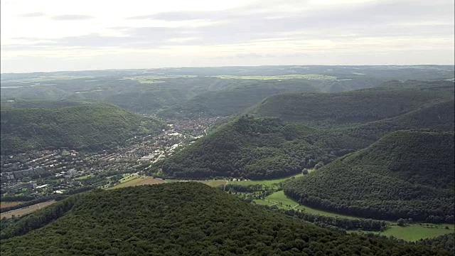 坏乌拉赫-鸟瞰图- Baden-Württemberg, Tübingen地区，Landkreis Reutlingen直升机拍摄，空中视频，影院，建立拍摄，德国视频素材