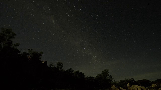 星空在夜晚在山脊后面旋转视频素材