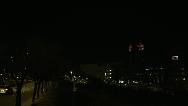 WS PAN View of Night拍摄一般agbar建筑圣诞灯/巴塞罗那，加泰罗尼亚，西班牙视频素材