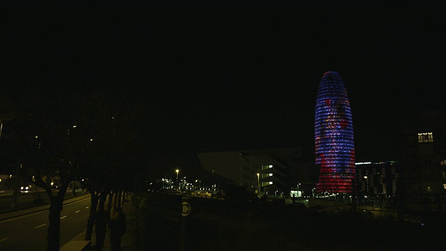 WS PAN View of Night拍摄一般agbar建筑照明/巴塞罗那，加泰罗尼亚，西班牙视频素材