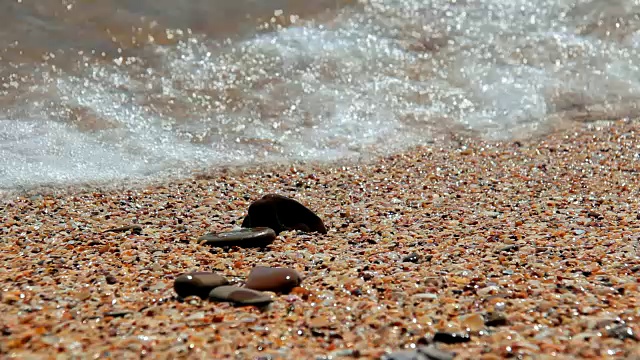 海浪拍打着岩石视频素材