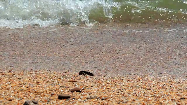 海浪拍打着岩石视频素材