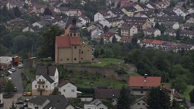 彼得堡和圣彼得教堂-鸟瞰图- Hesse, Regierungsbezirk Kassel, Landkreis Fulda直升机拍摄，空中视频，电影胶片，建立拍摄，德国视频素材