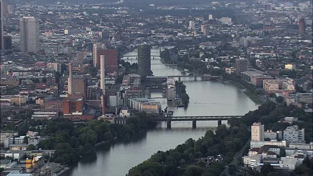 法兰克福黄昏-鸟瞰图-黑塞，Regierungsbezirk Darmstadt，直升机拍摄，空中视频，电影，建立拍摄，德国视频素材