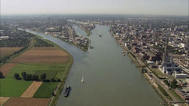 莱茵河在路德维希港-鸟瞰图- Baden-Württemberg，卡尔斯鲁厄地区，Stadtkreis Mannheim直升机拍摄，空中视频，电影，建立拍摄，德国视频素材