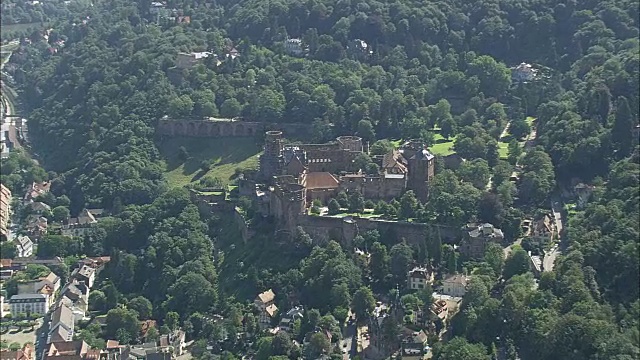 海德堡城堡-鸟瞰图- Baden-Württemberg，卡尔斯鲁厄地区，Stadtkreis海德堡直升机拍摄，空中视频，电影胶片，建立拍摄，德国视频素材