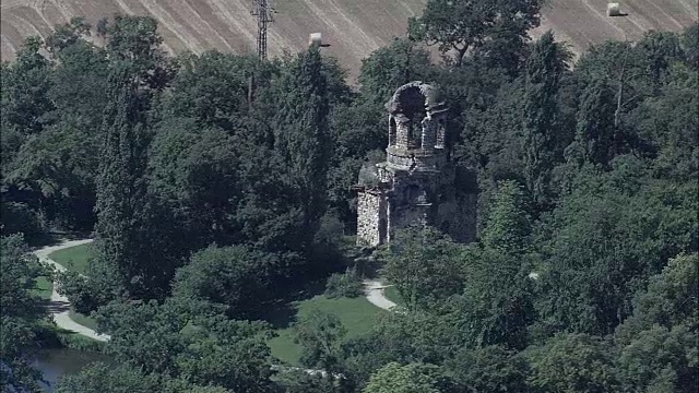 施维钦根城堡-鸟瞰图- Baden-Württemberg，卡尔斯鲁厄地区，莱茵-内克-克瑞斯直升机拍摄，空中视频，影院，建立拍摄，德国视频素材