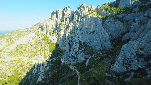 沿悬崖的空中海岸路径视频素材