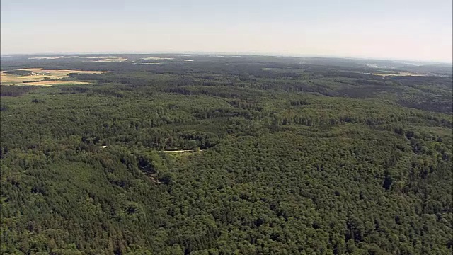 Oberriexingen附近的山谷-鸟瞰图- Baden-Württemberg, Regierungsbezirk Stuttgart, Ostalbkreis直升机拍摄，空中视频，cineflex，建立拍摄，德国视频素材