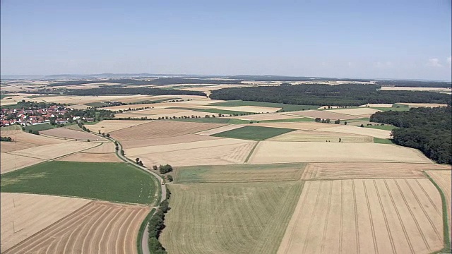 农田附近Creglingen -鸟瞰图- Baden-Württemberg, Regierungsbezirk Stuttgart, maint - tauberk - kreis直升机拍摄，空中视频，电影，建立拍摄，德国视频素材