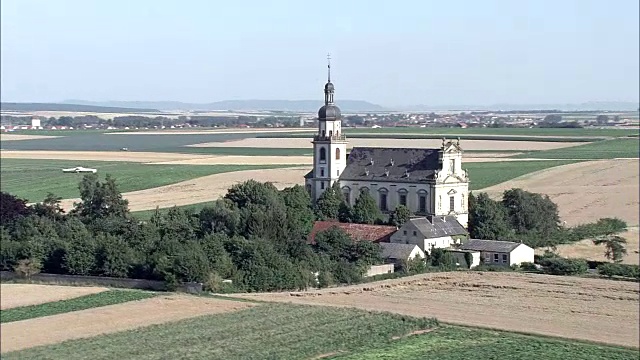 路过法尔布鲁克教堂鸟瞰图-巴伐利亚，下弗兰科尼亚，Landkreis Würzburg，德国视频素材